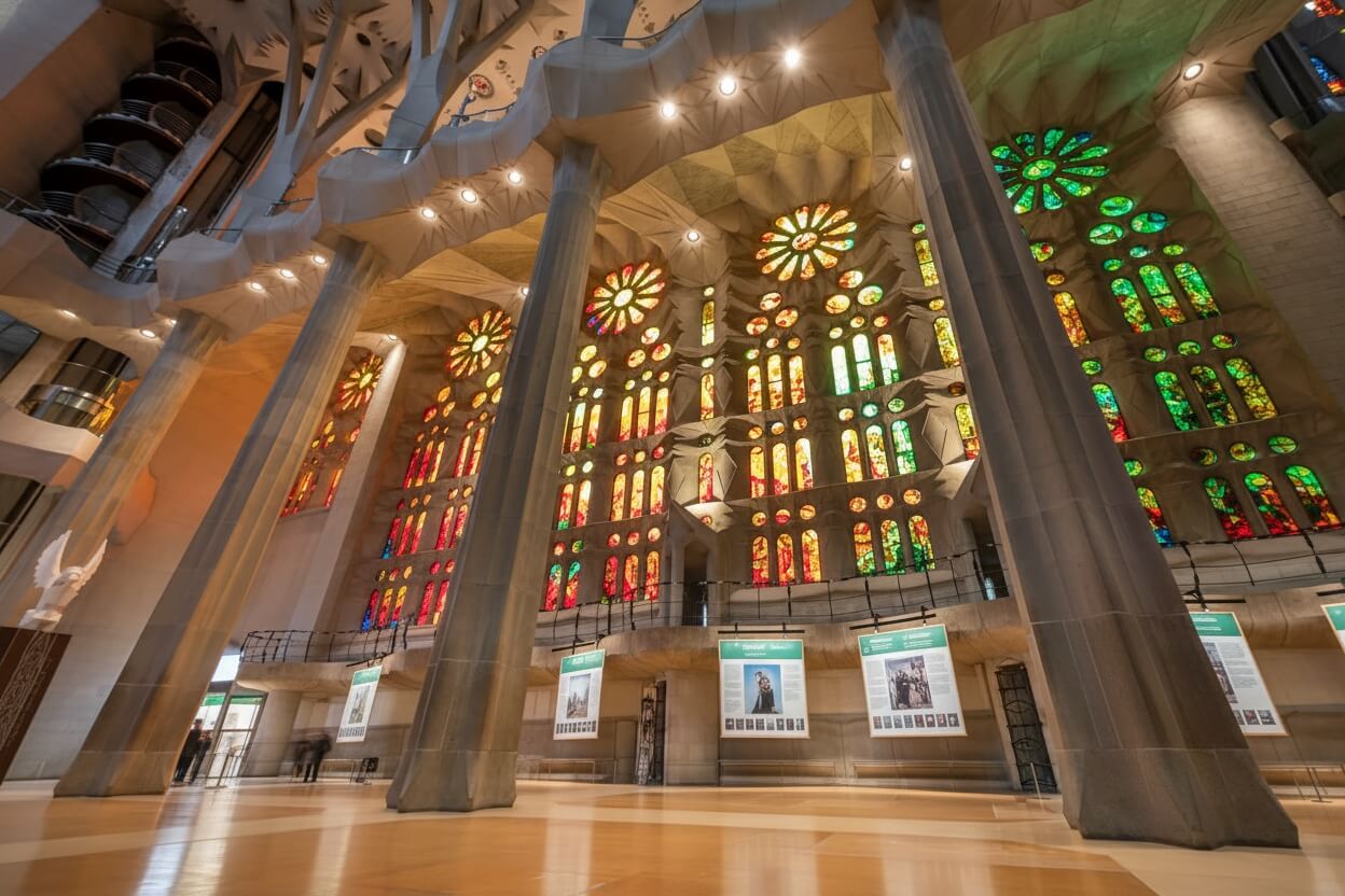 Pytania o Sagrada Família witraż wnętrza