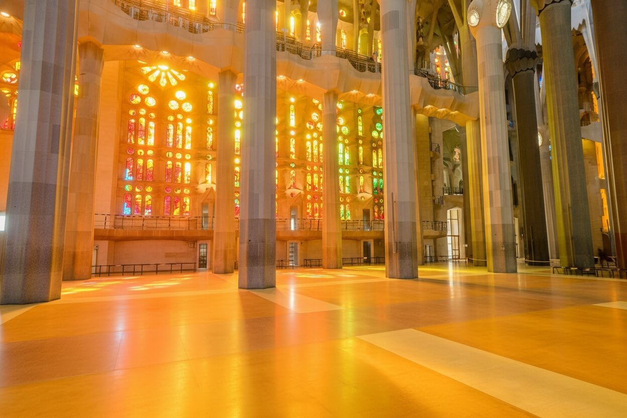 Wnętrze Sagrada Família kolumny