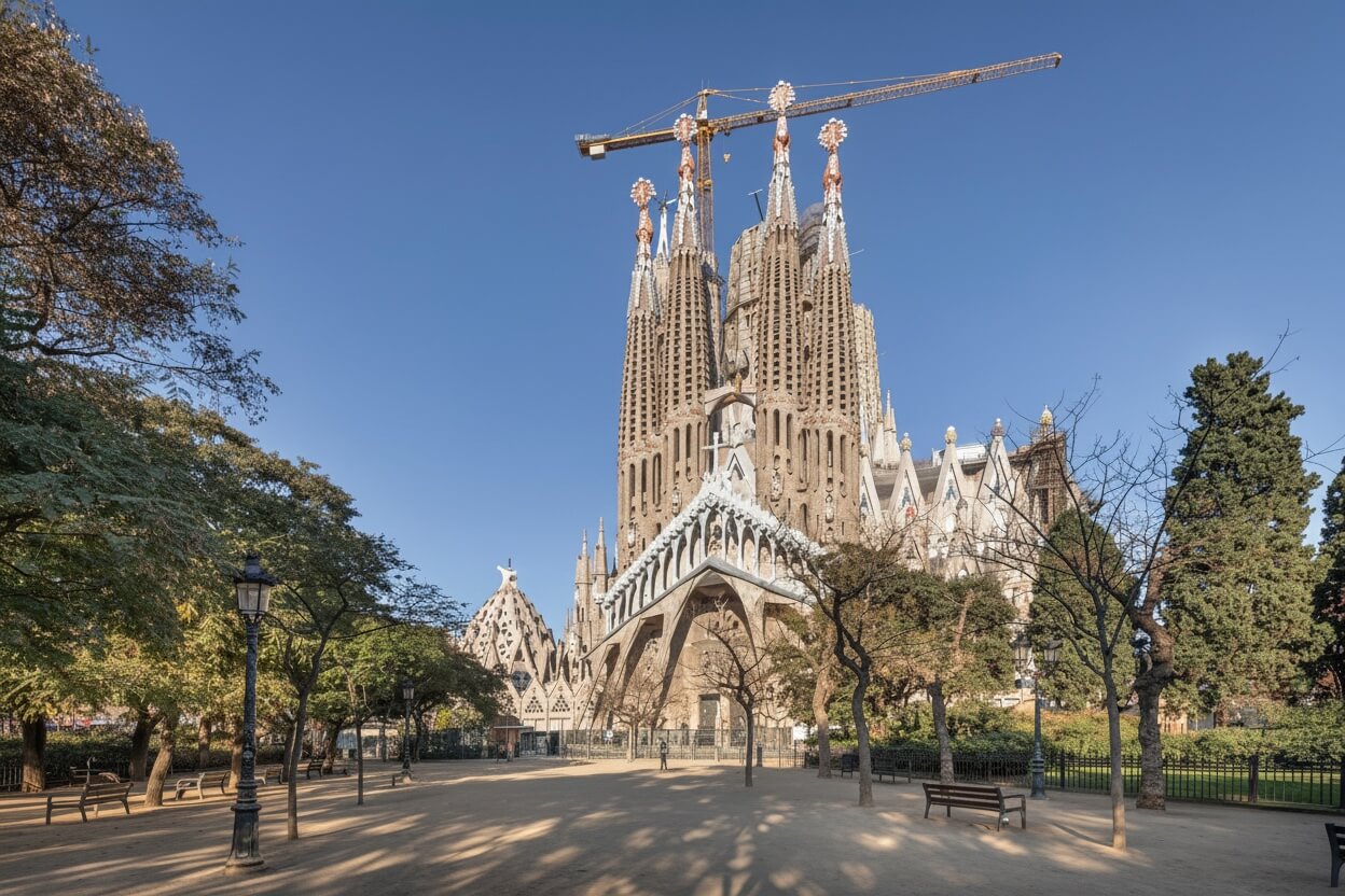Sagrada Família widok zewnętrzny od parku